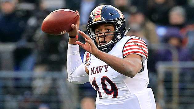 keenan-reynolds-navy-midshipmen-passing.jpg